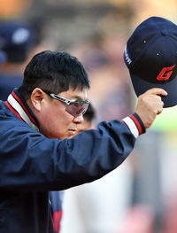 [포토]‘모자 벗고 인사’ 김태형 감독