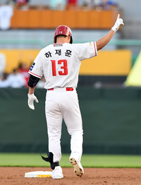 [포토]2루타로 선취점 뽑아내는 SSG 하재훈