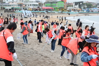 [포토] 플로깅하는 일본관광객, 한국과 슈퍼주니어가 좋아서 참가했어요!