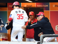 [포토]한유섬의 홈런을 축하하는 이숭용 감독