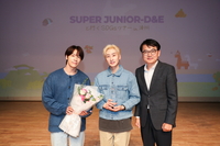 [포토]한국관광공사 유진호 관광콘텐츠전략본부장, 플로깅에 참가한 슈퍼주니어D&E에게 감사패를!
