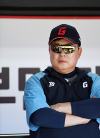 [포토]롯데 김태형 감독 ‘진지하게 선수들 살피는...’