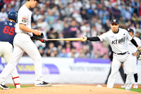 [포토]‘후배사랑’ 신본기