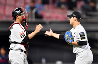 [포토]‘3연패탈출’ KT 장성우와 박영현