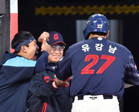 [포토]‘김태형 감독도 웃게 만든’ 역전홈런 유강남