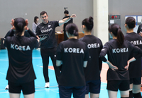 “낮고 빠른 플레이로 똘똘 뭉쳐야”…이번엔 달라야 한다, ‘첫선’ 모랄레스호, VNL 27연패 끊을까