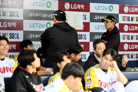 [포토] 잠실 LG-키움전 우천 지연, 코치들과 이야기 나누는 염경엽