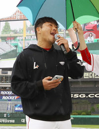 아쉬운 우취→한두솔 긴급 등판→빗속의 ‘열창’…“팬서비스 중요하잖아요” [SS비하인드]