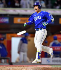 [포토]‘날아갈듯’ 솔로홈런 김헌곤