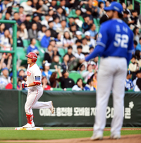 [포토]‘코너상대로’ 선제 솔로홈런 이지영