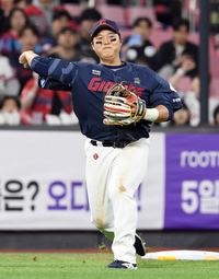 [포토]롯데 3루수 한동희의 송구