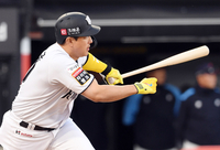 [포토]박세웅 상대로 안타 치는 황재균