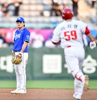 [포토]‘류지혁은 얼음’ 선제 솔로홈런 이지영