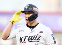 [포토]안타로 출루하는 KT 황재균