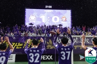 11경기 1패, 2위와 5점 차에도…“도전자 입장” 유병훈 감독의 정중동, 안양 선두 이끄는 ‘원동력’