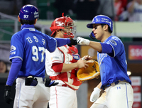 [포토]‘김광현 상대 추격 솔로포’ 김영웅