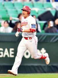 [포토]‘악소리가 절로’ 선제 솔로홈런 이지영