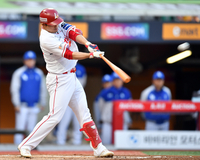 [포토]‘궤적좋고’ 선제 솔로홈런 이지영