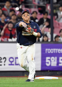 [포토]KT 황재균의 땅볼을 처리하는 롯데 3루수 한동희