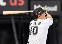 [포토]KT 황재균, 첫 타석부터 안타