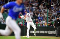 [포토]‘조금만 늦어도 세이픈데... 전력송구’ 김광현
