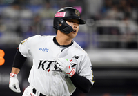 [포토]14경기 연속 안타 기록하는 KT 강백호