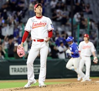 [포토]‘추격 솔로포’ 김영웅, 당황스런 김광현