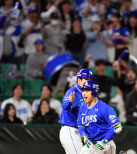 [포토]‘3루돌며 환호’ 솔로홈런 김헌곤