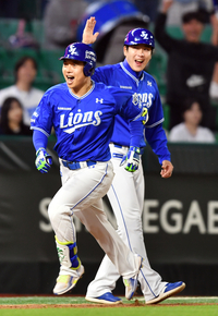 [포토]‘환호성이 절로 나네’ 솔로홈런 김헌곤