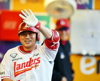 [포토]‘다들 나한테 왜 이래’ 선제 솔로홈런 이지영