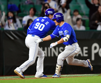 [포토]‘기분좋은 세리머니’ 역전투런포 이성규