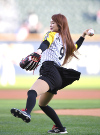 [포토] 시구하는 사탐 1타강사 이지영