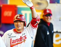 [포토]‘무관심 응대에 당황’ 선제 솔로홈런 이지영