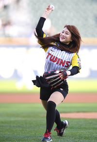 [포토] 사탐 1타 강사 이지영 ‘강속구 시구’