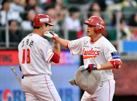 [포토]‘시즌1호홈런’ 선제 솔로홈런 이지영