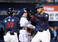 [포토]레이예스의 솔로 홈런으로 기선 제압하는 롯데