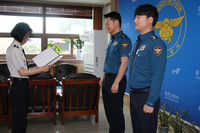 김숙자 홍천소방서장, 화재 진압 기여 홍천경찰서 ‘이후돈·최태진 경사’ 표창 수여