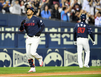 [포토]선제 솔로 홈런 넘긴 롯데 레이예스