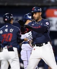 [포토]두산전 선제 솔로 홈런 기록한 롯데 레이예스
