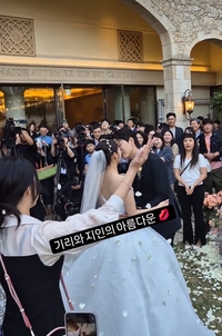 조혜련, 문지인♥김기리 결혼식 현장 공개..로맨틱 입맞춤에 환호