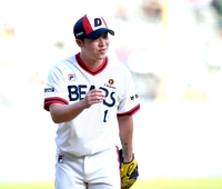 [포토] 박승욱 사구에 사과하는 박치국