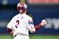 [포토]‘주먹이 불끈’ 솔로포 이주형