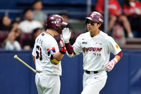 [포토]‘동점이죠!’ 솔로포 이주형