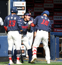[포토] 황성빈, 동점 만든 김민성과 격한 세리머니