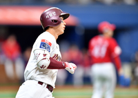 [포토]‘담장넘는 타구 확인’ 솔로포 이주형