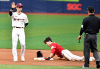 [포토]‘1회초 도루하다 부상당할뻔’ 박성한
