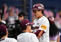 [포토]‘홍원기 감독 축하받으며’ 솔로포 이주형