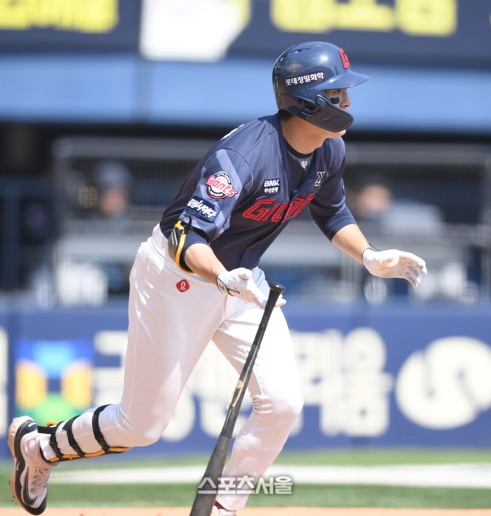 [포토] 나승엽 ‘타구가 너무 떴어’