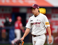 [포토]‘8회초 책임쥐고 휘파람’ 문성현