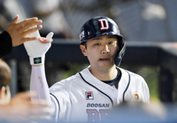 [포토]솔로 홈런으로 추가점 뽑아내는 두산 양석환